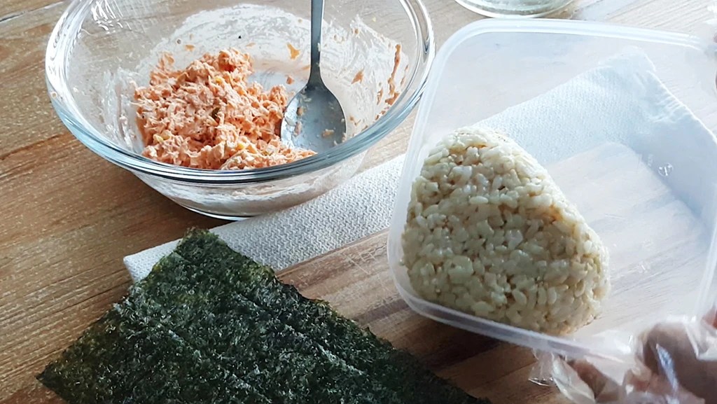 Easy Spicy Tuna-Mayo Rice Ball&nbsp;(Onigiri)