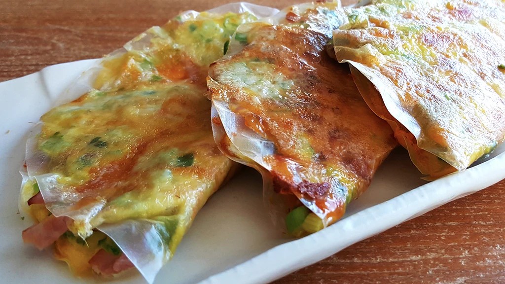 Rice Paper Omelet (Vietnamese&nbsp;Pizza-Inspired)
